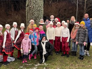 Svētku sveiciens no vokālās studijas “Siguldiņa” un deju kolektīva “Vizbulīte”