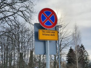 PRECIZĒTS: Notiks sniega attīrīšana no nomalēm; nepieciešama transportlīdzekļu pārvietošana