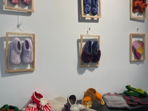 Siguldas novada bibliotēka aicina uz čībiņu izstādi “Radītprieks”