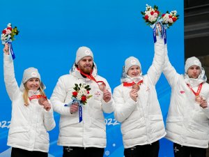 Kamaniņu braucēji komandu stafetē izcīna pirmo medaļu valsts vienībai