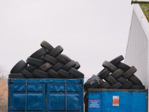 “JUMIS” klienti varēs bez maksas nodot zaļos dārza atkritumus un nolietotās riepas