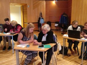 Jaunieši aicināti kļūt par senioru konsultantiem digitālo prasmju jomā