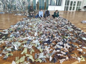 Siguldas 1. pamatskolas audzēkņi rada maskēšanās tīklus Ukrainas karavīriem