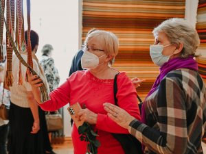 Siguldas Jaunās pils salonā atklāta unikāla tekstilmākslas izstāde