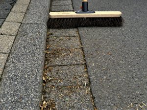 Uzsākta novada infrastruktūru objektu apsekošana un ceļu attīrīšana no smiltīm 