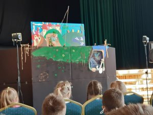 Siguldas 1. pamatskolas skolēni vēro leļļu teātra izrādi