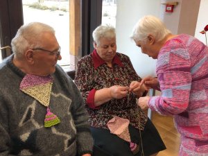 Rokdarbnieces tiekas radošajā un sarunu klubiņā “Laiks tējai”