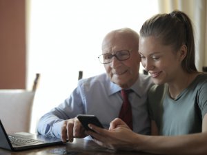 Lēdurgas un Krimuldas bibliotēkā seniori varēs apgūt viedtālruņa lietošanu