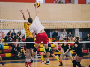 Kuplā dalībnieku lokā aizvadīts tradicionālais “Lieldienu volejbola turnīrs”