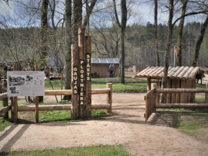 Siguldā atklāta izzinoša ekspozīcija par Gaujas plostnieku dzīvi