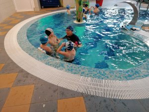 Krimuldas Sporta centra peldbaseinā viesojas trenere no ASV