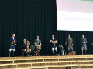 Vīru kopa “Vilki” vada koncertlekciju Siguldas 1. pamatskolā