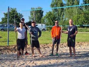 Tiek atjaunots volejbola laukums Peltēs