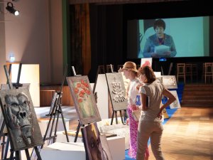 Apskatāma Ritas Ingas Freimanes un Māra Pladara darbu izstāde