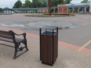 Pilsētvidē tiek uzstādītas atkritumu urnas ar jumtiņu