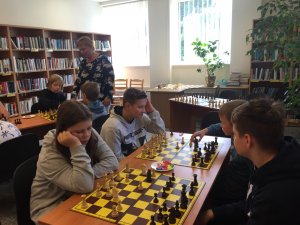 Aizritējusi šaha diena Allažu bibliotēkā