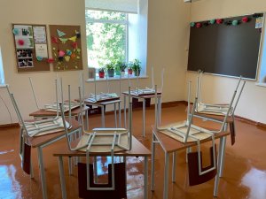 Gatavojoties jaunajam mācību gadam, Mores pamatskolā notiek remontdarbi