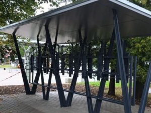 Siguldā izbūvēta velonovietne ar nojumi 24 velosipēdiem