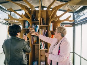 Koprades laboratorijās atvērta lasītava “Garām ejot”