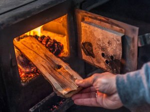 Vēl līdz mēneša beigām iespējams iesniegt pieteikumu kompensācijai par malkas iegādi bez čeka