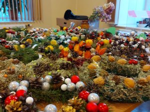 Mores jaunieši iepriecina vientuļos pensionārus