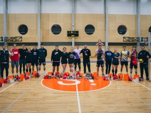 Ziemassvētku volejbola turnīrs pulcē 83 dalībniekus