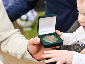 Sākusies reģistrēšanās jaundzimušo medaļas saņemšanai 2023. gada 1. pusgadā dzimušajiem