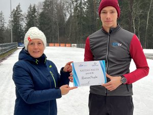Novadnieks Rainers Paeglis saņem naudas balvu par sasniegumiem sportā