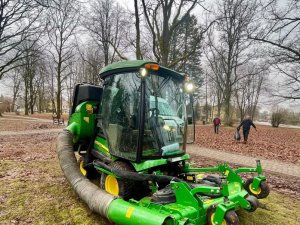 Uzsākti ielu bedrīšu remonta darbi, smilšu un pērno lapu savākšana 