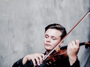 Daniils Bulajevs un kamerorķestris “Davinspiro camerata” koncerttūri uzsāk Siguldā