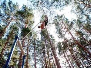 Šūpoļu festivālā adrenalīna devu varēs notvert igauņu kīkinga šūpolēs