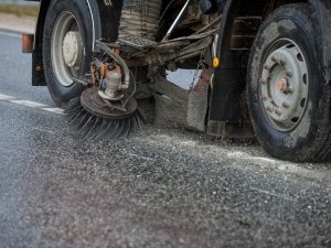 Aktīvi notiek ielu un ceļu attīrīšana no smiltīm Siguldas novadā