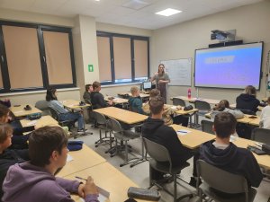 Skolēni rada savus stāstus rakstnieces vadībā