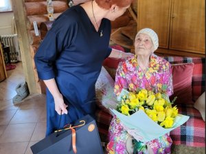 Pašvaldības domes priekšsēdētāja sveic Siguldas novadnieci 102. gada jubilejā