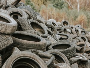 Atkritumu apsaimniekotāji aicina bez maksas nodot nolietotās auto riepas