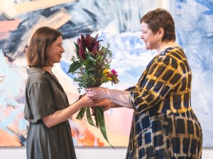 Dinamiskas lielformāta gleznas – Siguldā eksponēta Daigas Krūzes izstāde 