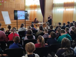 Mālpils vidusskolā viesojas dzejniece Inese Zandere