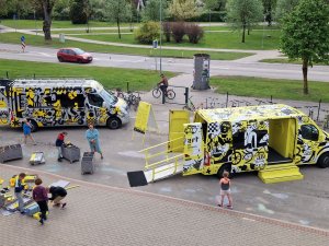 Siguldā viesojas laikmetīgās mākslas izstāde “Māksla uz riteņiem”