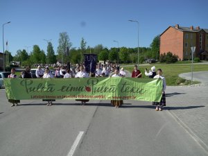 Piedalās Bērnu un jauniešu folkloras svētkos “Pulkā eimu, pulkā teku”