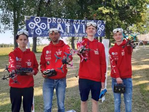 Dronu sacensībās izcīna divas zelta medaļas un uzrāda trases rekordu