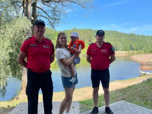 Gādājot par drošību, atgādinām par iespēju izmantot bezmaksas peldvestes Gaujas peldvietā Siguldā