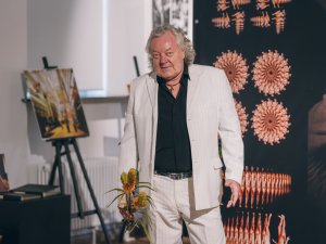 Siguldā atklāta izstāde “Pārtrauktais lidojums. Ralfa Vuļa retrospekcija”