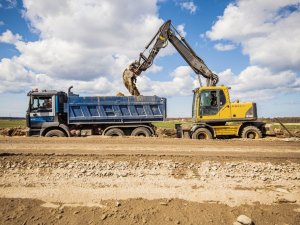 Uz Valmieras šosejas no Inčukalna līdz Braslai sāk atjaunot segumu 
