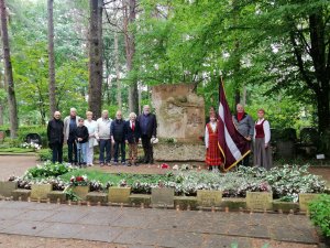 Piemiņas brīdis kritušo atdusas vietā Inčukalna Vecajos kapos