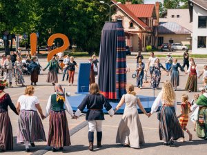 Unikālie tautas tērpu brunči iegriežas Siguldā