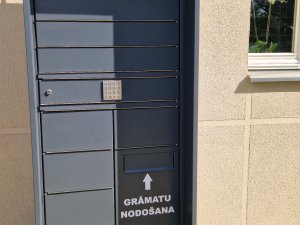 Raganā uzstādīts grāmatu pakomāts jeb bibliomāts