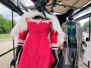 Siguldas koprades laboratorijās izstādīti tērpi no operām “Fausts” un “Bohēma”