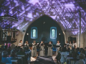 Izskanējis “Klusais koncerts” Krimuldas baznīcā