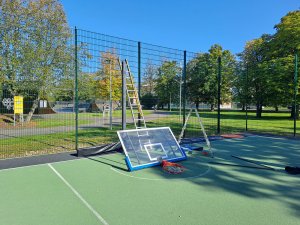 Raiņa parkā drošības dēļ demontēts viens no basketbola groziem