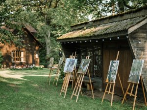 Siguldas novada mākslinieku plenēra darbu izstāde skatāma Lēdurgā